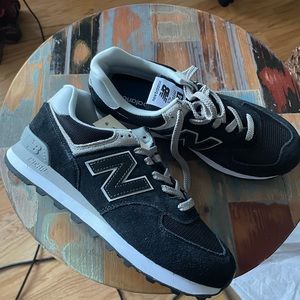 Women’s New Balance (NEW, NEVER BEEN WORN)